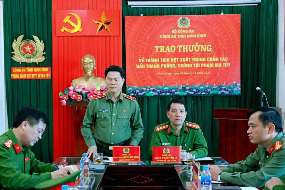 Thiếu tướng Nguyễn Hữu Mạnh phát biểu tại buổi lễ trao thưởng. Ninh Bình Triệt xóa đường dây ma túy “nuôi con nghiện để giữ chân lao động” -.jpeg