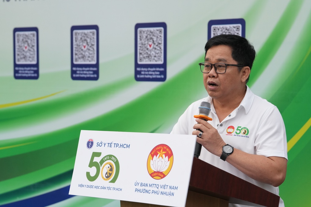 Hàng nghìn người đồng diễn dưỡng sinh từ tinh mơ tại TPHCM - 2