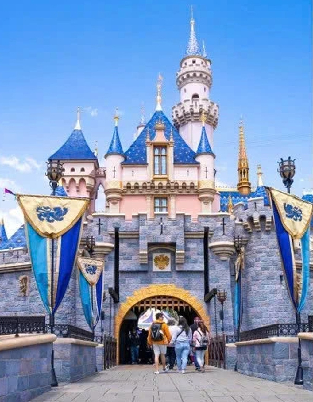 Vòng khói đen kỳ lạ trên bầu trời khiến du khách ngỡ UFO xuất hiện - 2