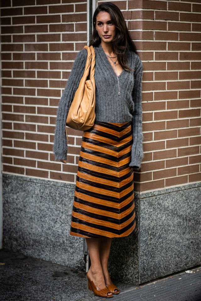 Những chân váy hợp nhất với dáng áo len, đi làm đi chơi đều đẹp- Ảnh 7.