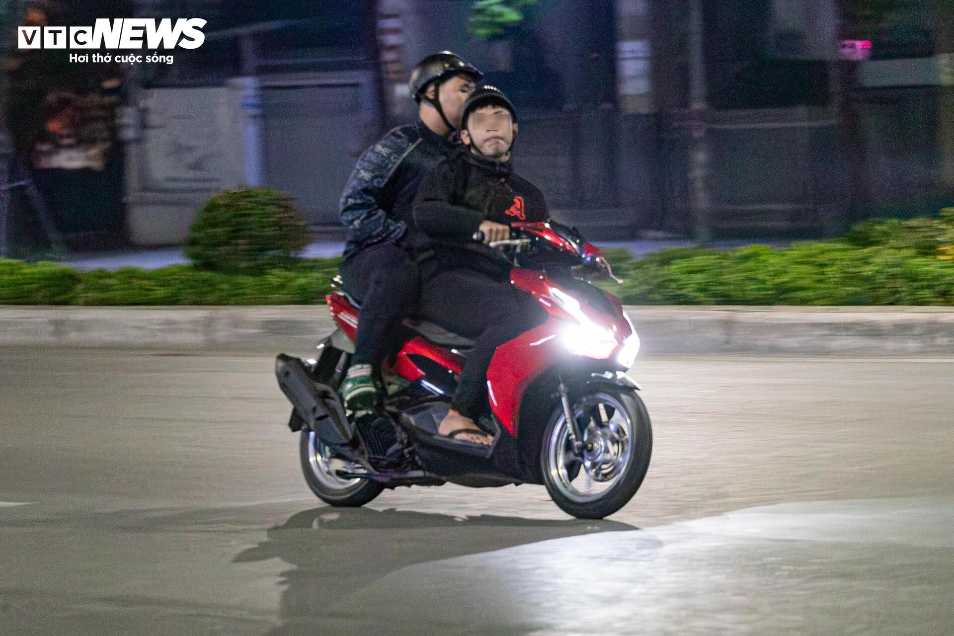 Quái xế kẹp 4, bốc đầu, rú ga kinh hãi trên phố Hà Nội giữa đêm khuya- Ảnh 7.