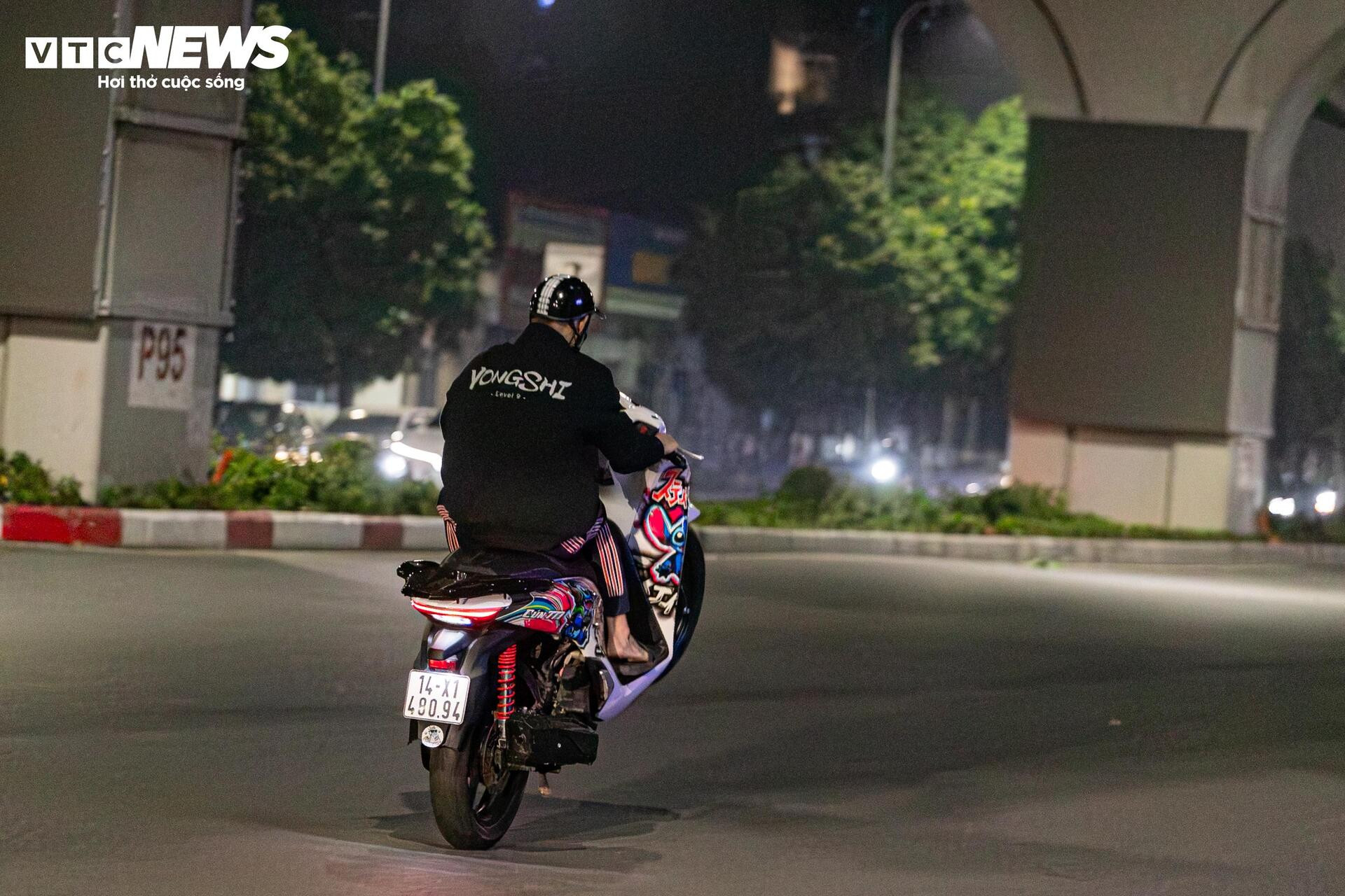 Quái xế kẹp 4, bốc đầu, rú ga kinh hãi trên phố Hà Nội giữa đêm khuya- Ảnh 9.