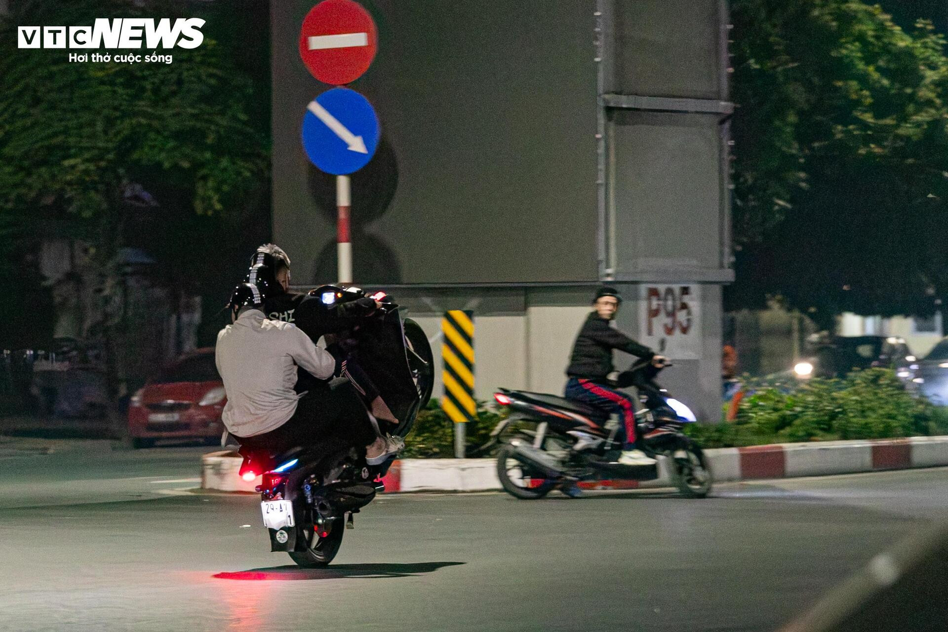 Quái xế kẹp 4, bốc đầu, rú ga kinh hãi trên phố Hà Nội giữa đêm khuya- Ảnh 11.