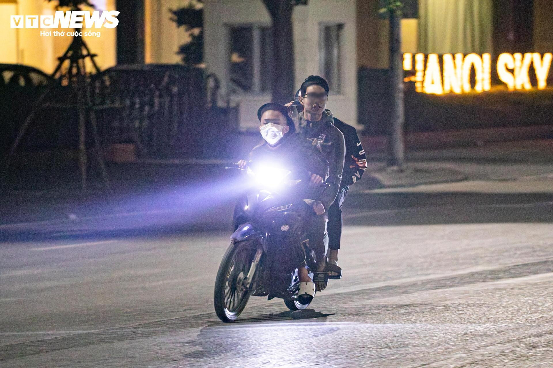 Quái xế kẹp 4, bốc đầu, rú ga kinh hãi trên phố Hà Nội giữa đêm khuya- Ảnh 13.