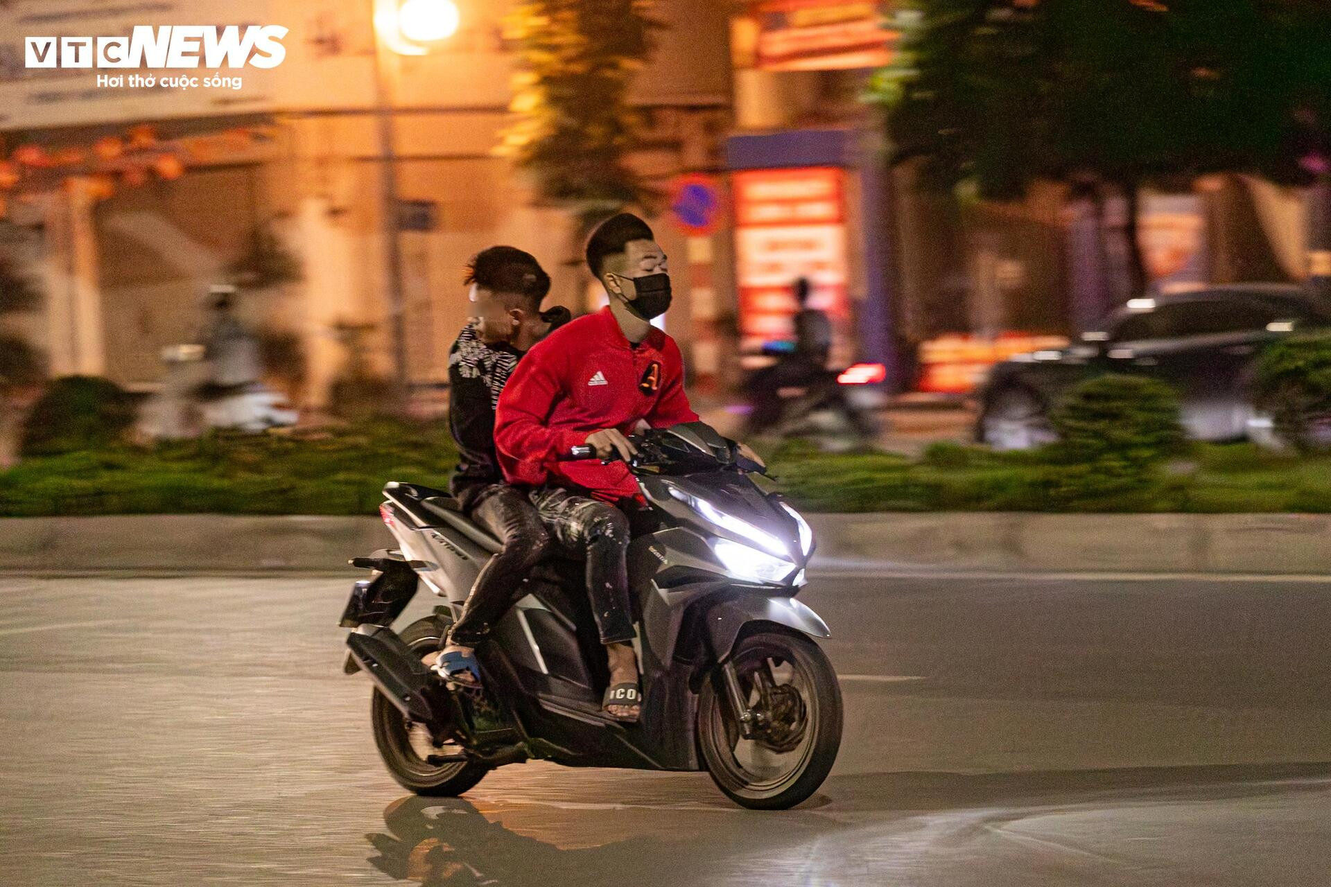 Quái xế kẹp 4, bốc đầu, rú ga kinh hãi trên phố Hà Nội giữa đêm khuya- Ảnh 18.