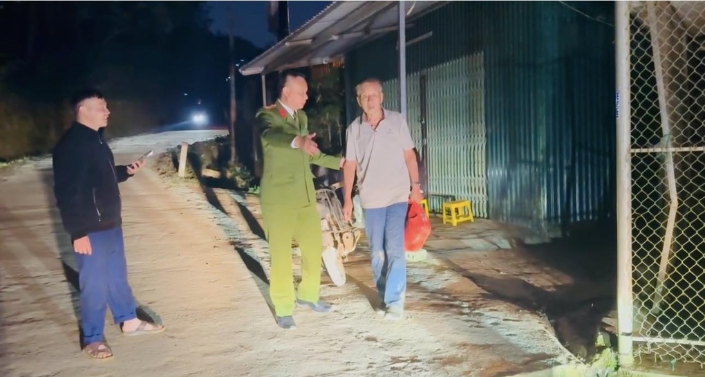 Khoảnh khắc vỡ oà khách Trung Quốc đi lạc gặp lại vợ tại Sa Pa - 2