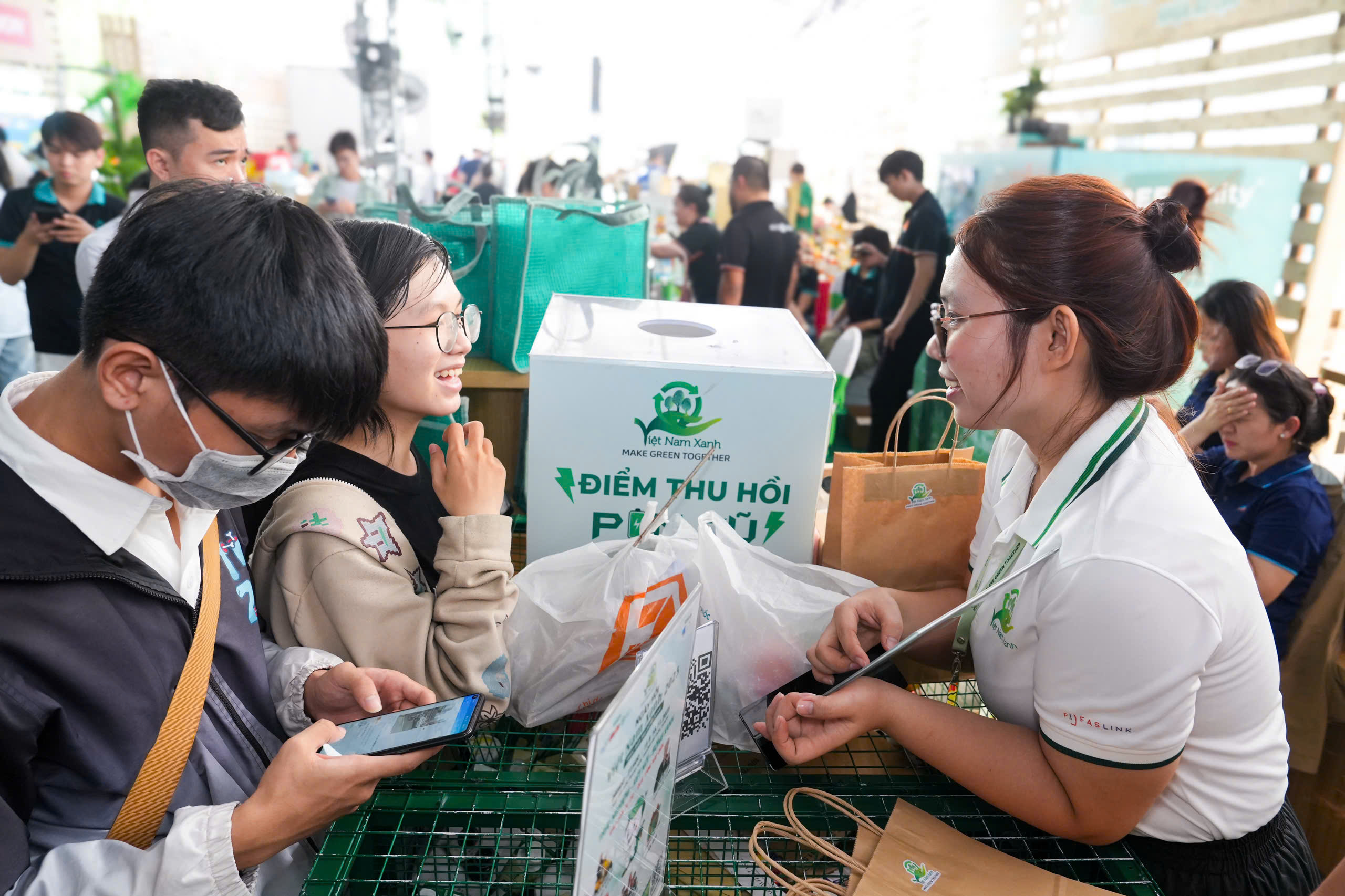 Hàng chục ngàn lượt khách ‘phủ xanh’ ngày hội Việt Nam Xanh - Ảnh 2.