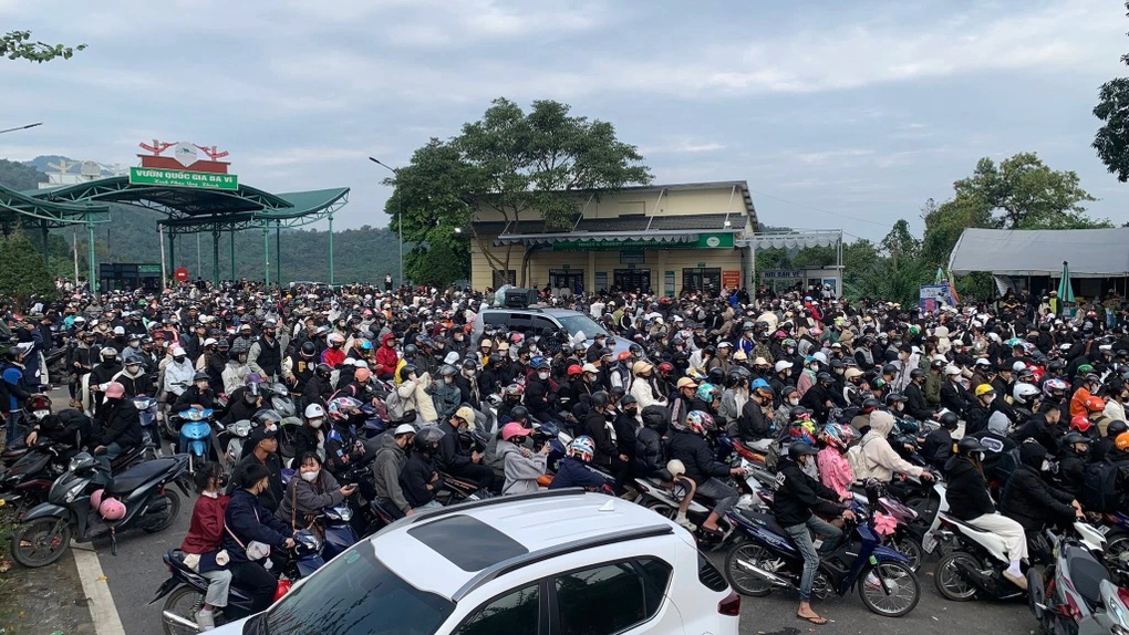 Tắc dài dòng khách xếp hàng mua vé vào Vườn Quốc gia Ba Vì - 2