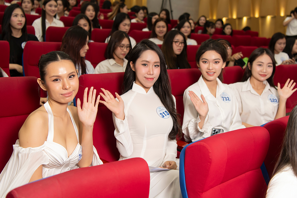 1763271485 237 Hoa hau Que Anh xuat hien tai vong so khao