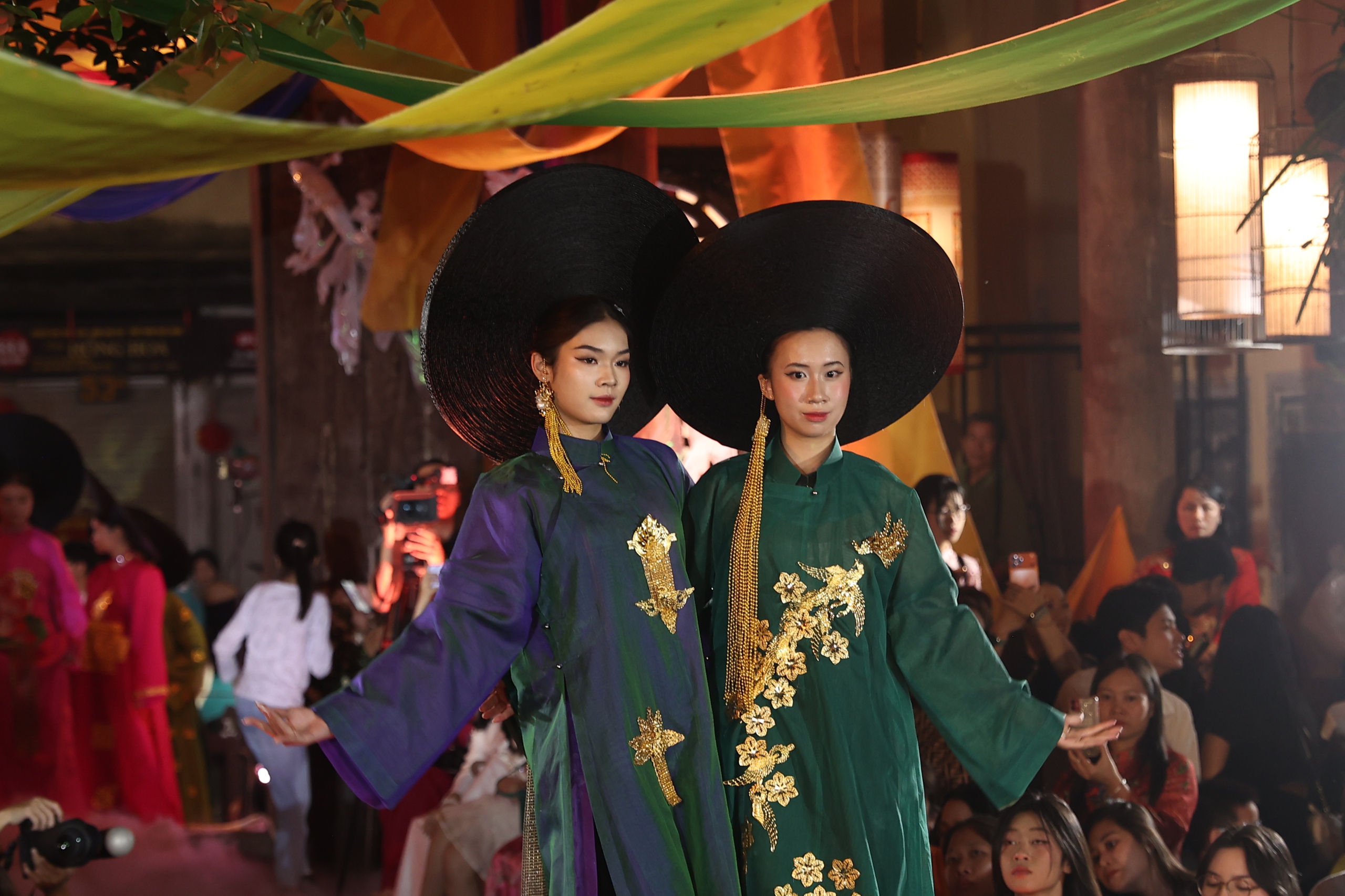 Diễn áo dài trong không gian phố cổ Hà Nội- Ảnh 2.