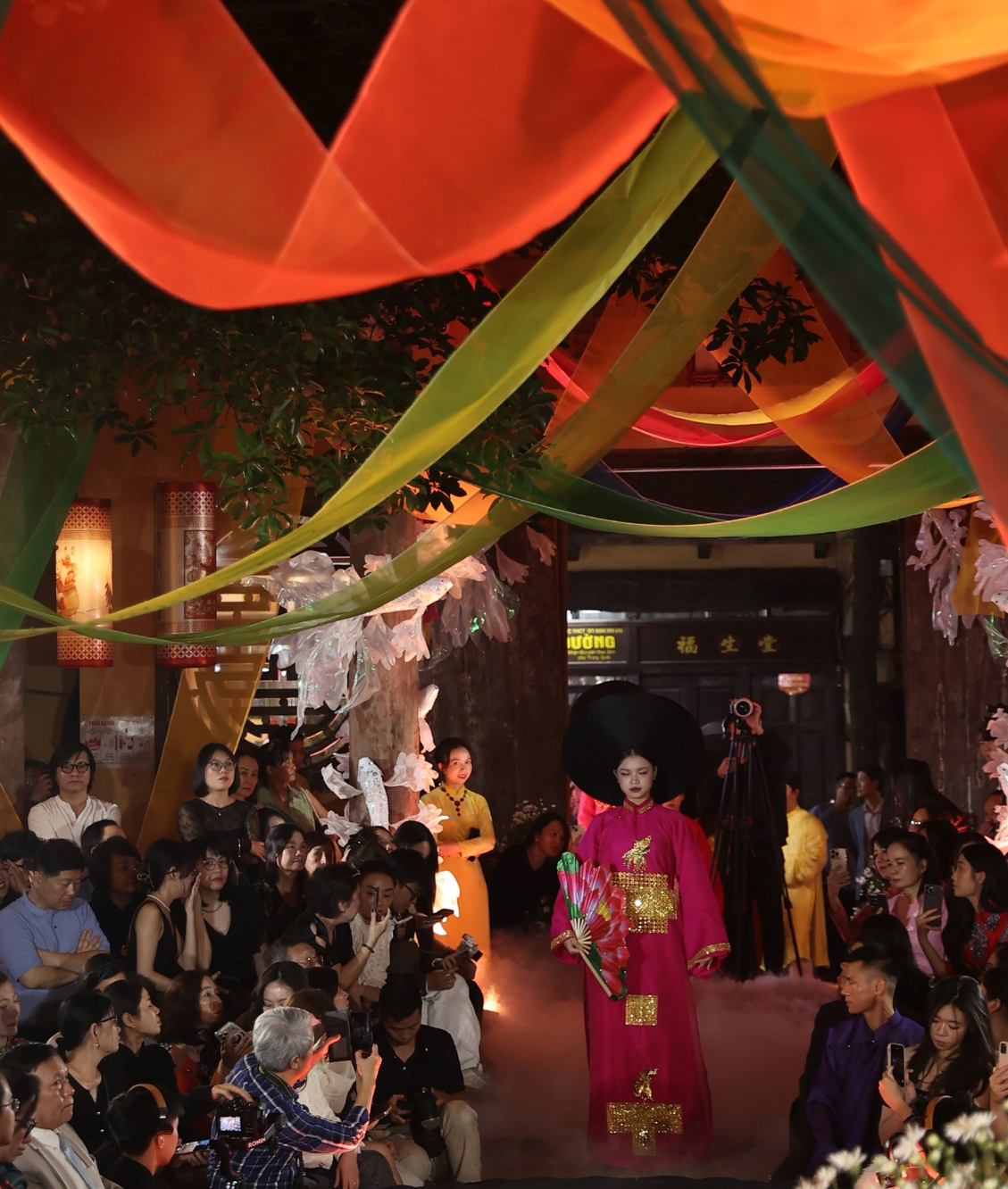 Diễn áo dài trong không gian phố cổ Hà Nội- Ảnh 4.