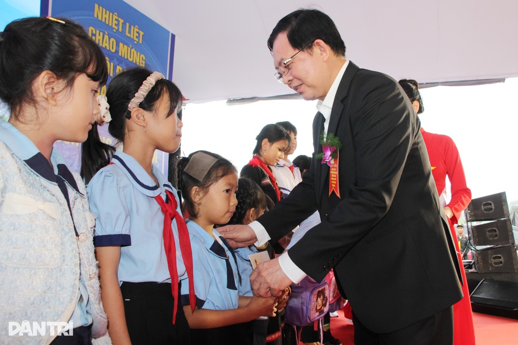 Phó Thủ tướng Hồ Quốc Dũng: Trường học vùng biên sẽ là ngôi nhà tri thức - 3