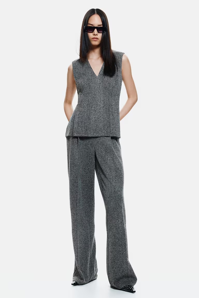 Trang phục cổ chữ V ‘cân’ trọn mọi phong cách từ công sở đến dạo phố- Ảnh 3.