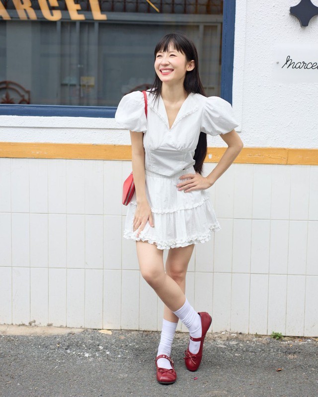 Trang phục cổ chữ V ‘cân’ trọn mọi phong cách từ công sở đến dạo phố- Ảnh 7.