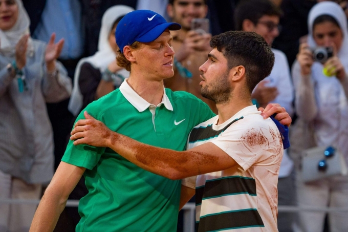Sinner (trái) ôm chúc mừng Alcaraz sau trận chung kết Roland Garros hồi tháng 6/2025. Ảnh: Reuters