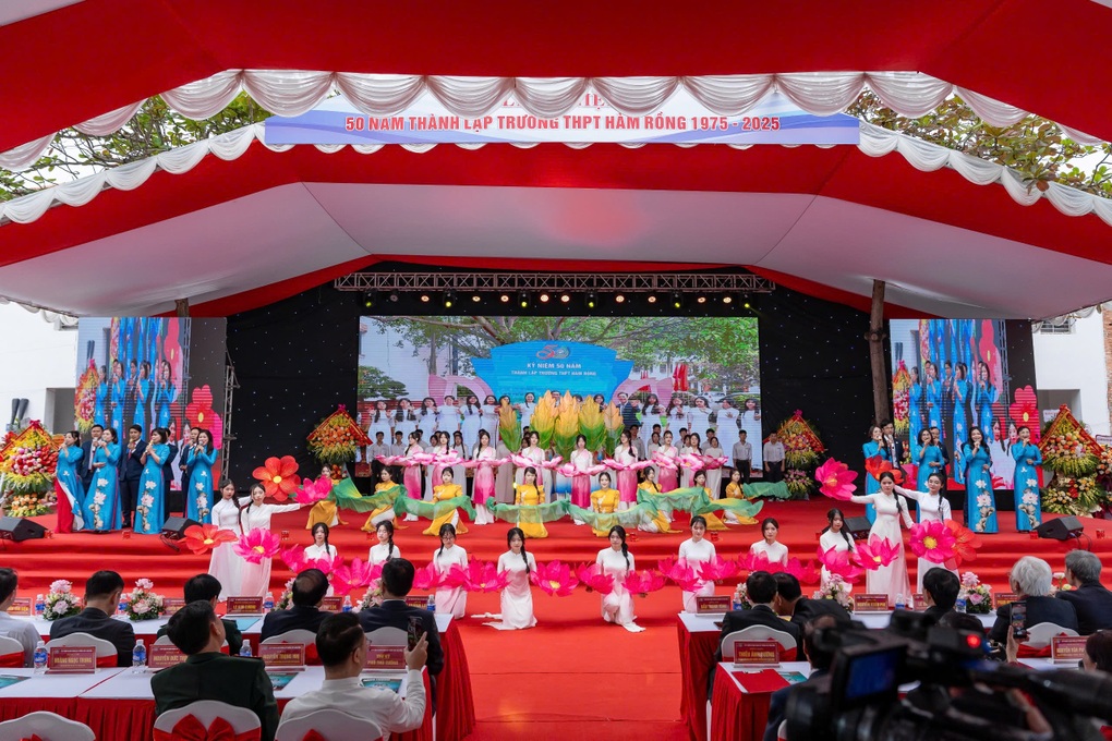 Phó Thủ tướng Lê Thành Long dự kỷ niệm thành lập ngôi trường 50 năm tuổi - 2