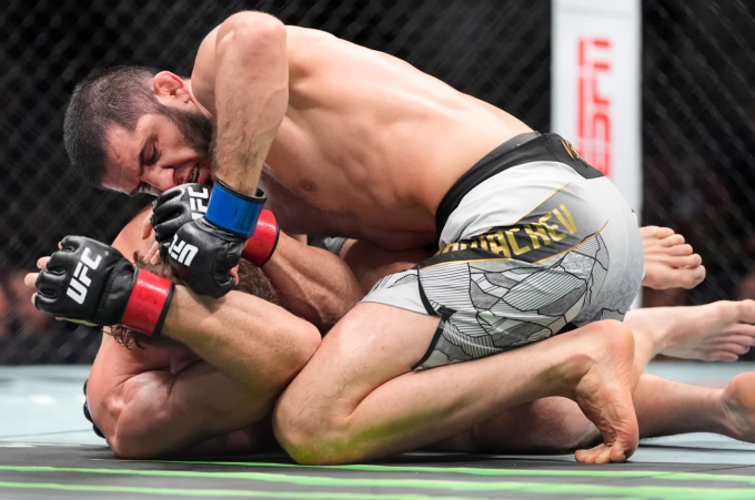 Islam Makhachev vật Jack Della Maddalena xuống sàn ở hiệp hai trận tranh đai welterweight tại UFC 322 ở Madison Square Garden, New York, Mỹ ngày 15/11. Ảnh: AP