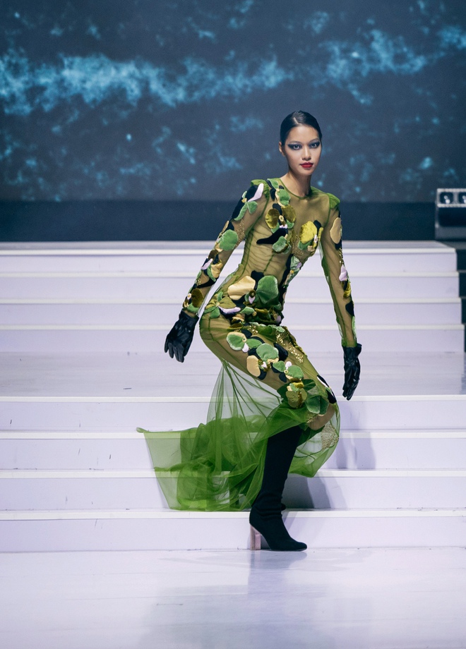 Những điểm sáng trên sàn diễn Vietnam International Fashion Week- Ảnh 2.