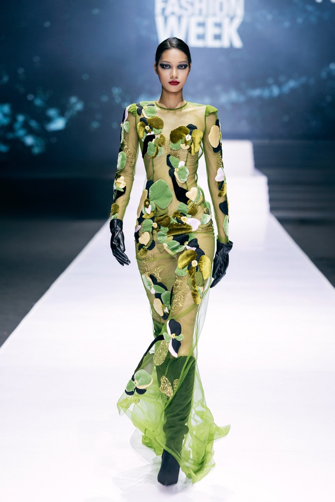 Những điểm sáng trên sàn diễn Vietnam International Fashion Week- Ảnh 3.