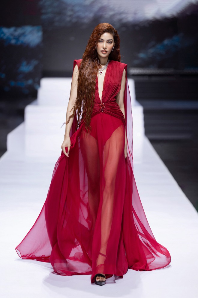 Những điểm sáng trên sàn diễn Vietnam International Fashion Week- Ảnh 4.