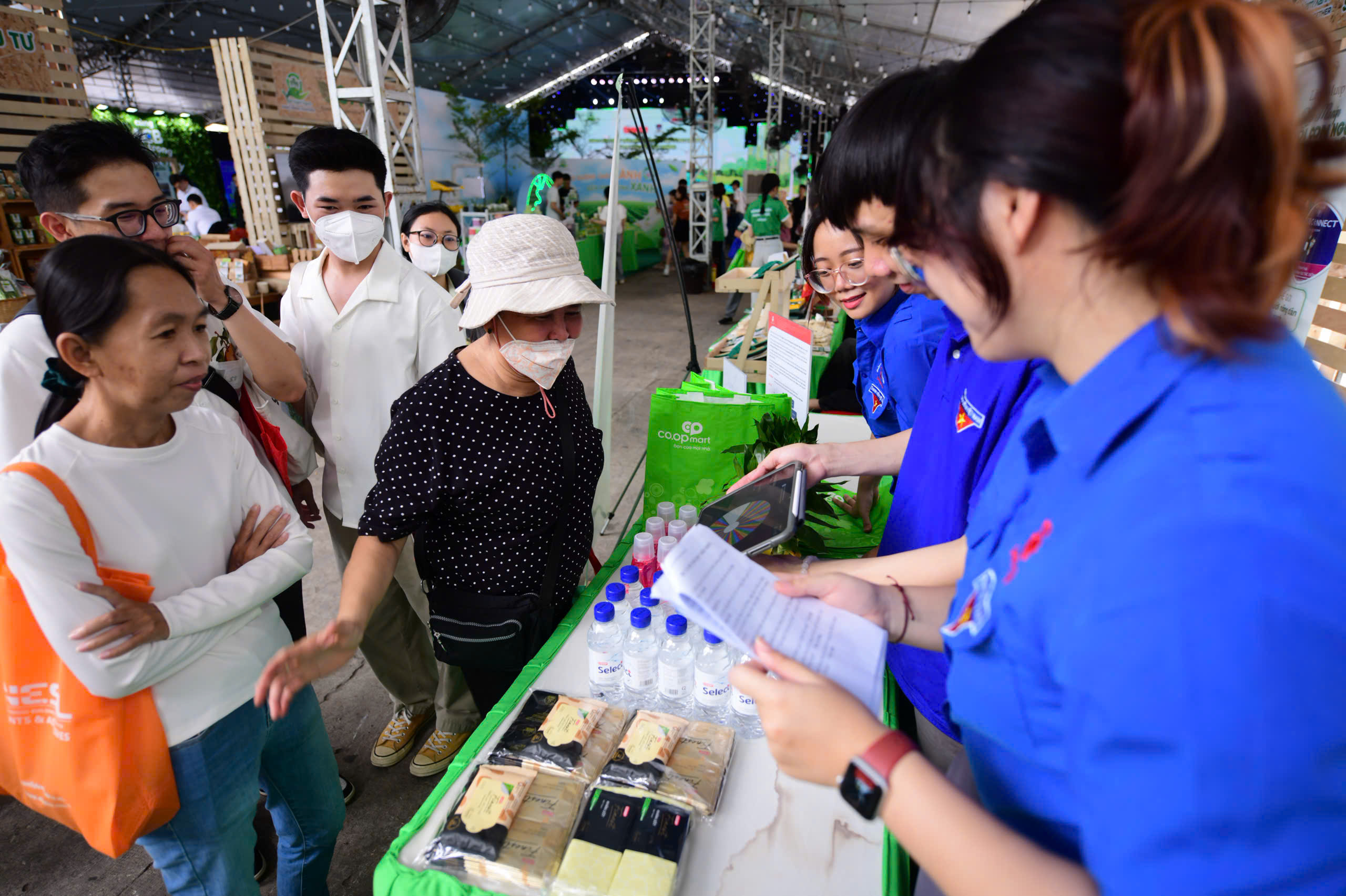 Khách xếp hàng chờ nhận quà tại 'gian hàng xanh' của Saigon Co.op - Ảnh 2.
