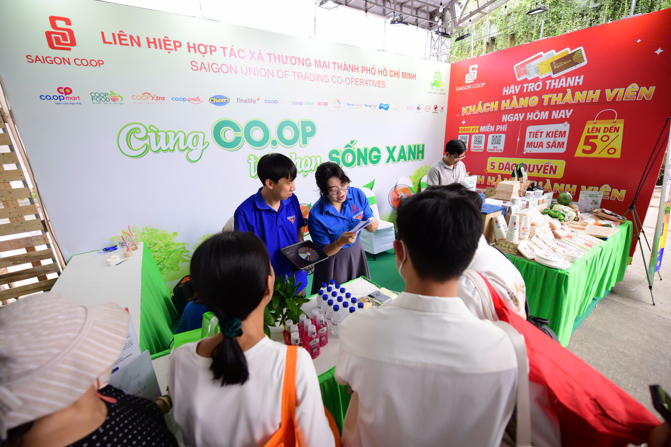 Khách xếp hàng chờ nhận quà tại 'gian hàng xanh' của Saigon Co.op - Ảnh 3.