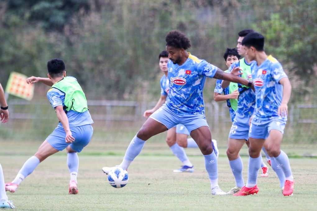 Tuyển Việt Nam tập buổi đầu tiên ở Lào, sẵn sàng cho vòng loại Asian Cup - 2