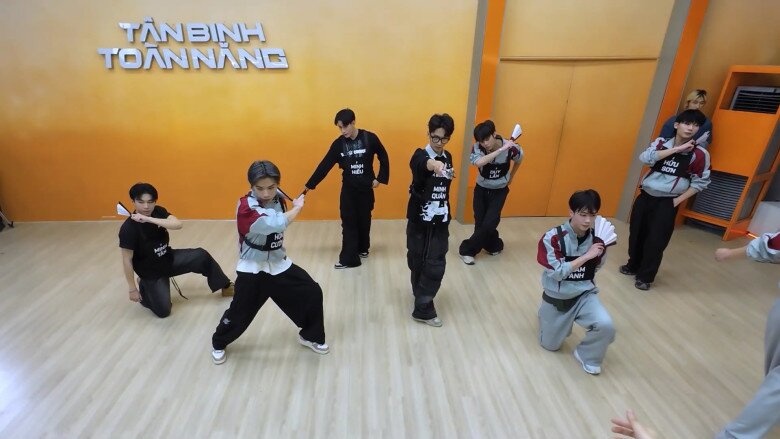 "Tân binh toàn năng" tập 7: Thái Lê Minh Hiếu chạnh lòng khi bị vũ công thay thế, Soobin xúc động vì học trò 2 Các vũ công mang bảng tên thay thế cho 3 thí sinh bị “đóng băng”.