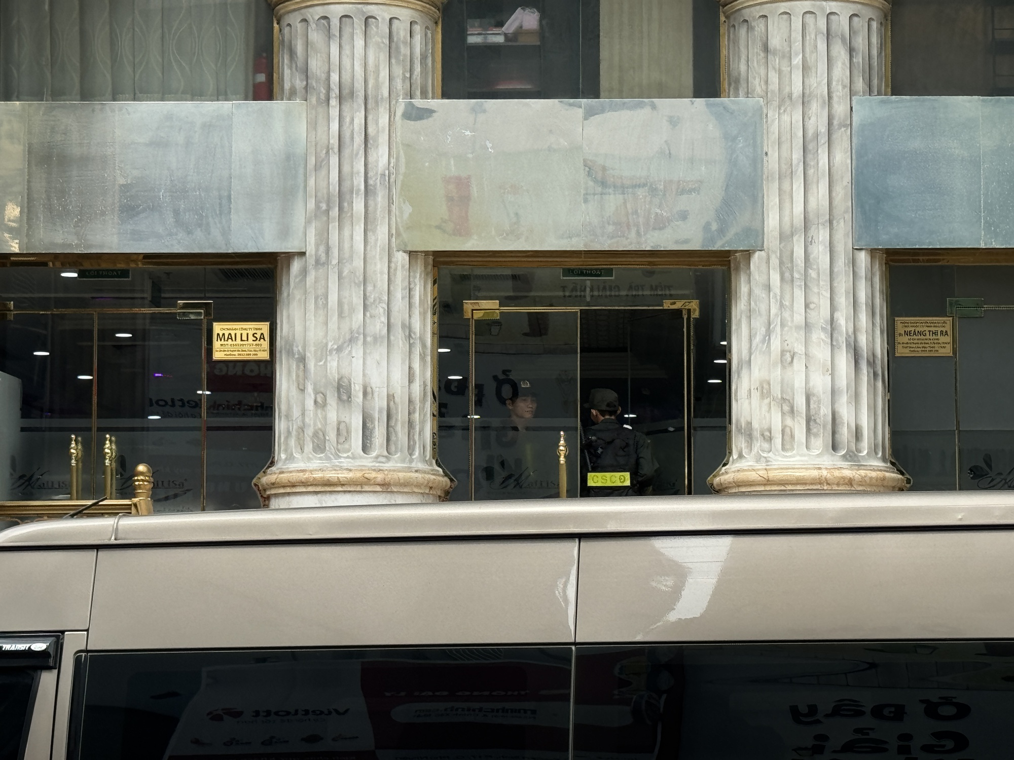 Công an thu giữ nhiều thùng tài liệu từ toà nhà thẩm mỹ viện Mailisa TP.HCM- Ảnh 5.