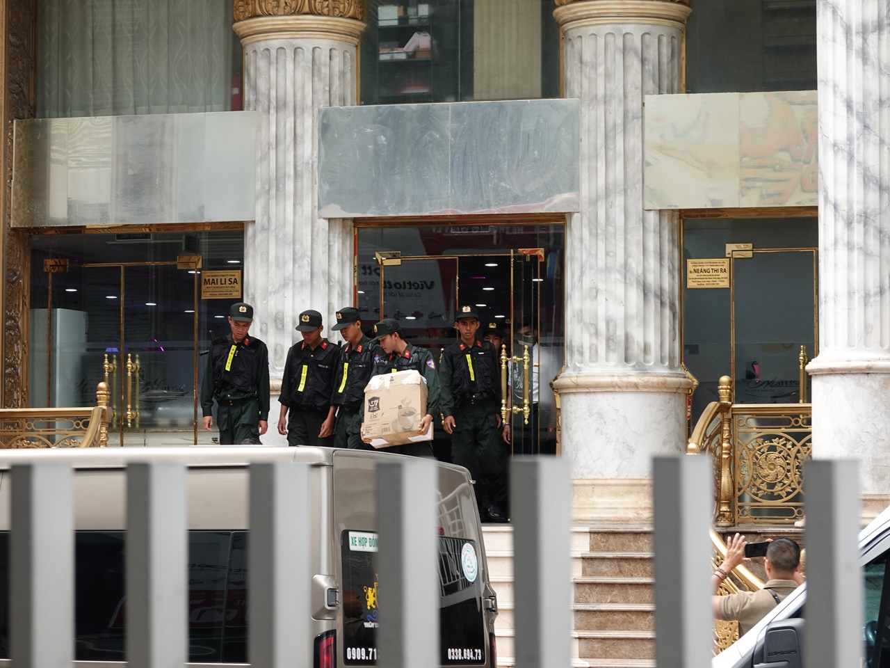 Công an thu giữ nhiều thùng tài liệu từ toà nhà thẩm mỹ viện Mailisa TP.HCM- Ảnh 6.