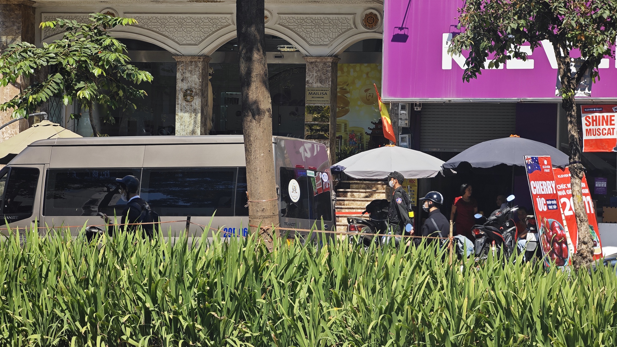 Công an thu giữ nhiều thùng tài liệu từ toà nhà thẩm mỹ viện Mailisa TP.HCM- Ảnh 10.