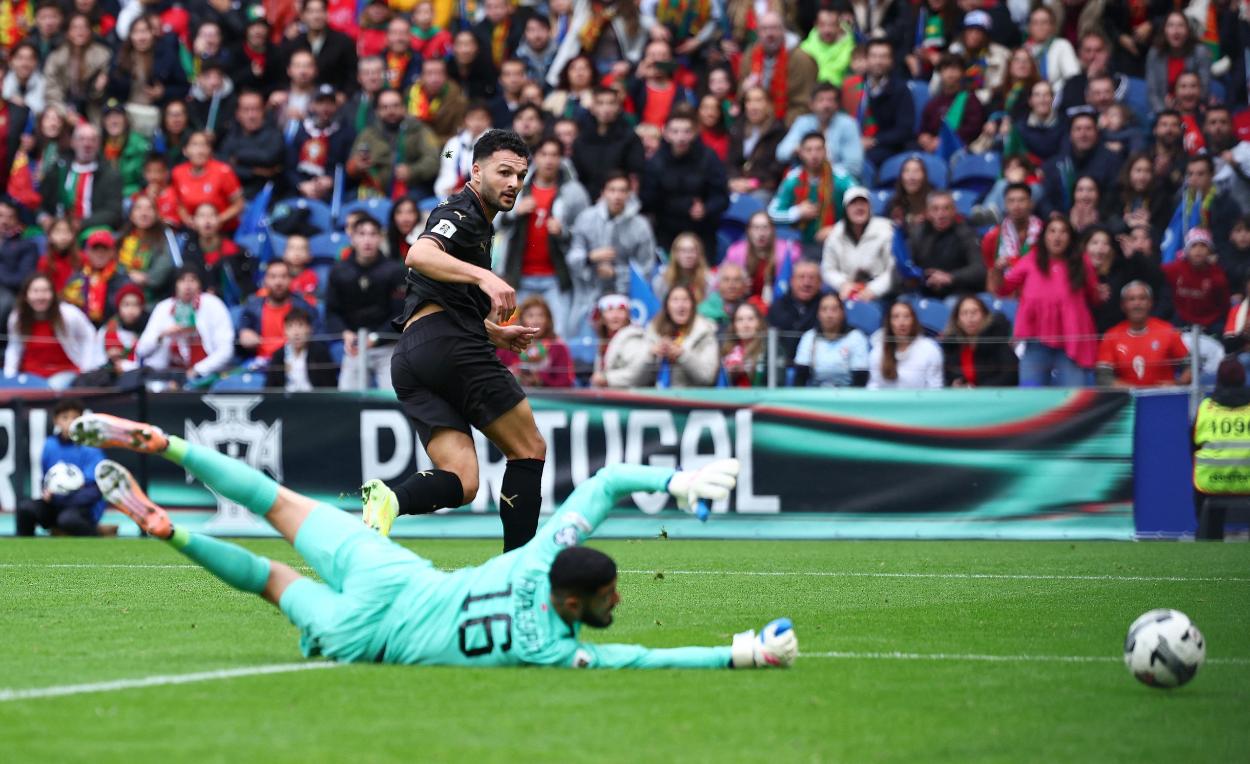 Vắng Ronaldo vì án phạt, Bồ Đào Nha vẫn thắng Armenia với tỷ số kinh ngạc: Có vé đi World Cup- Ảnh 2.