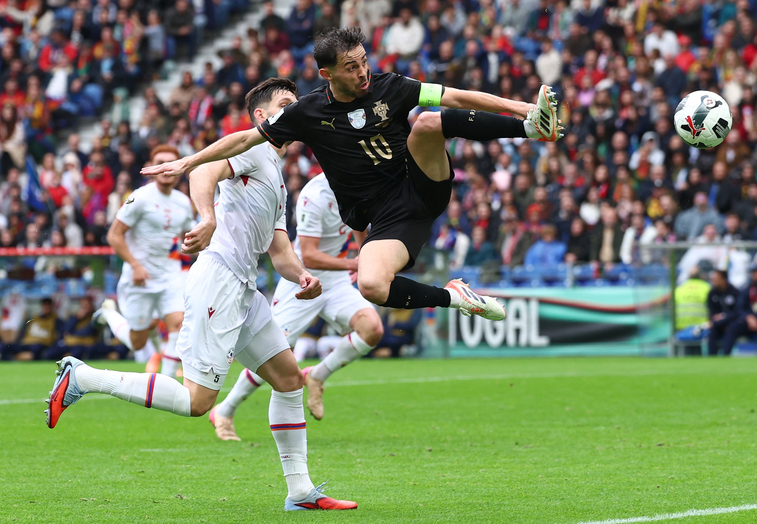 Vắng Ronaldo vì án phạt, Bồ Đào Nha vẫn thắng Armenia với tỷ số kinh ngạc: Có vé đi World Cup- Ảnh 4.