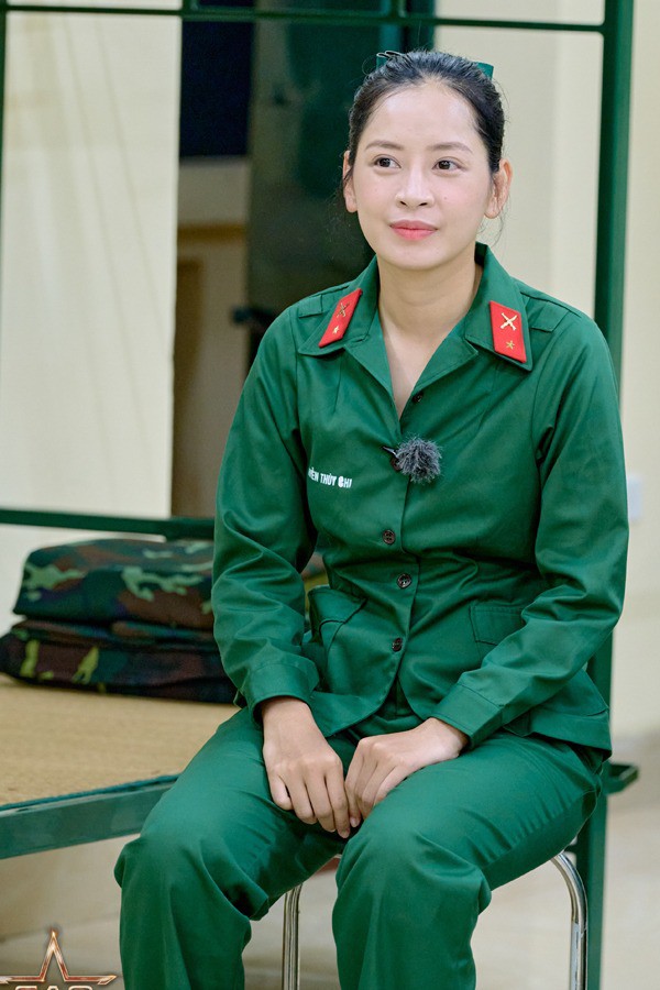 Chi Pu trong gameshow "Sao nhập ngũ" chỉ makeup giản dị. Đặc biệt, trong tập gameshow gần nhất, cô khiến khán giả khá chú ý khi để lộ dáng ngồi lúc giải lao. Theo đó, khác xa với hình ảnh chỉn chu thẳng lưng, tạo dáng ở sự kiện, dáng ngồi tại "Sao nhập ngũ" của cô có phần thoải mái khiến vóc dáng và gương mặt bị "cứng tuổi".