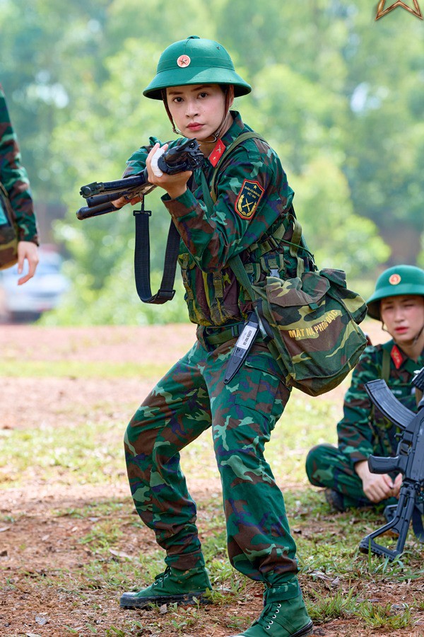 Chi Pu trong gameshow "Sao nhập ngũ" chỉ makeup giản dị. Đặc biệt, trong tập gameshow gần nhất, cô khiến khán giả khá chú ý khi để lộ dáng ngồi lúc giải lao. Theo đó, khác xa với hình ảnh chỉn chu thẳng lưng, tạo dáng ở sự kiện, dáng ngồi tại "Sao nhập ngũ" của cô có phần thoải mái khiến vóc dáng và gương mặt bị "cứng tuổi".