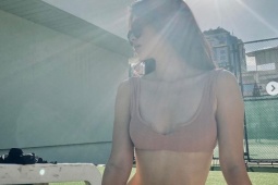 Mỹ nhân 8 năm nằm top đẹp nhất thế giới, giữ dáng thế nào mà visual "vượt" cả Chi Pu?