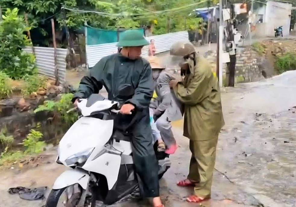 Đà Nẵng: Sạt lở diễn biến vô cùng phức tạp, sơ tán hàng chục hộ dân   - Ảnh 2.