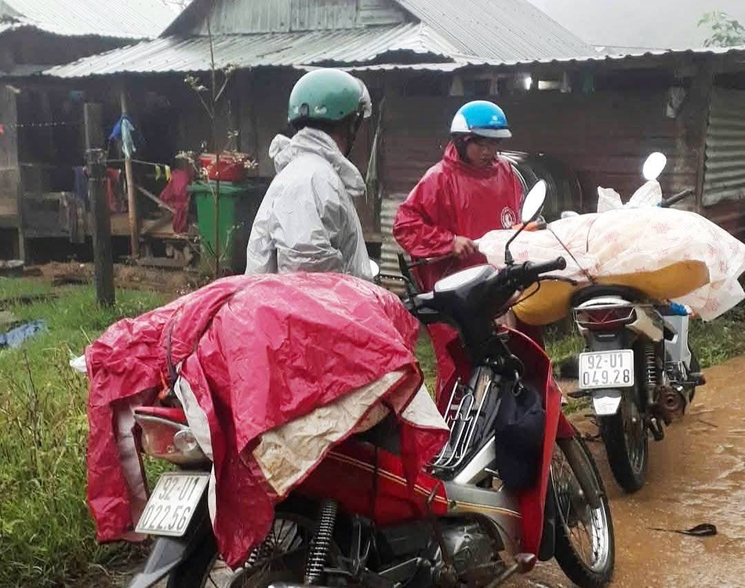 Đà Nẵng: Sạt lở diễn biến vô cùng phức tạp, sơ tán hàng chục hộ dân   - Ảnh 3.