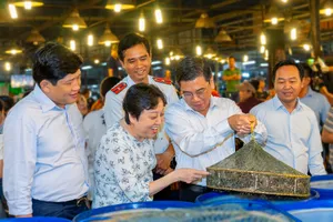 Lãnh đạo TP.HCM khảo sát hàng tết tại chợ đầu mối Bình Điền. ẢNH: TÚ UYÊN