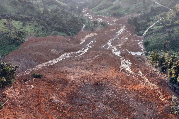 Di dời khẩn cấp 664 người sau vụ sạt lở giữa trời nắng ráo 2 Hiện trường vụ việc. Ảnh: Nam Em