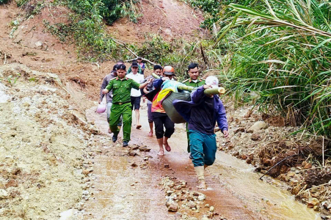 Di dời khẩn cấp 664 người sau vụ sạt lở giữa trời nắng ráo 3 Lực lượng công an và người dân địa phương khiêng nạn nhân vượt 3km đường đồi dốc đi cấp cứu. Ảnh: Thành Anh