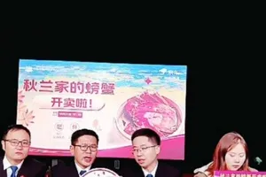 Toà án Trung Quốc gây sốt khi livestream bán cua 