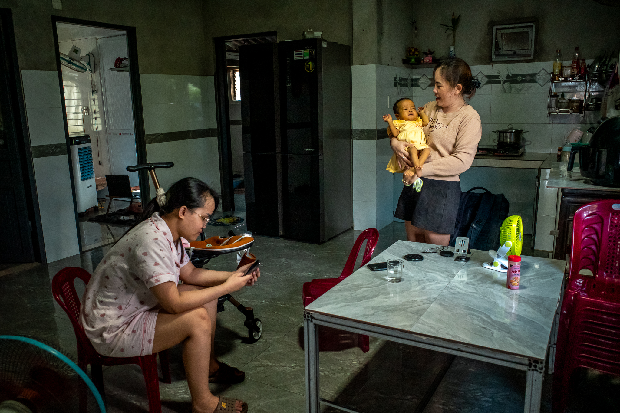 1763336003 973 Nhung dua tre mang qua bom no cham