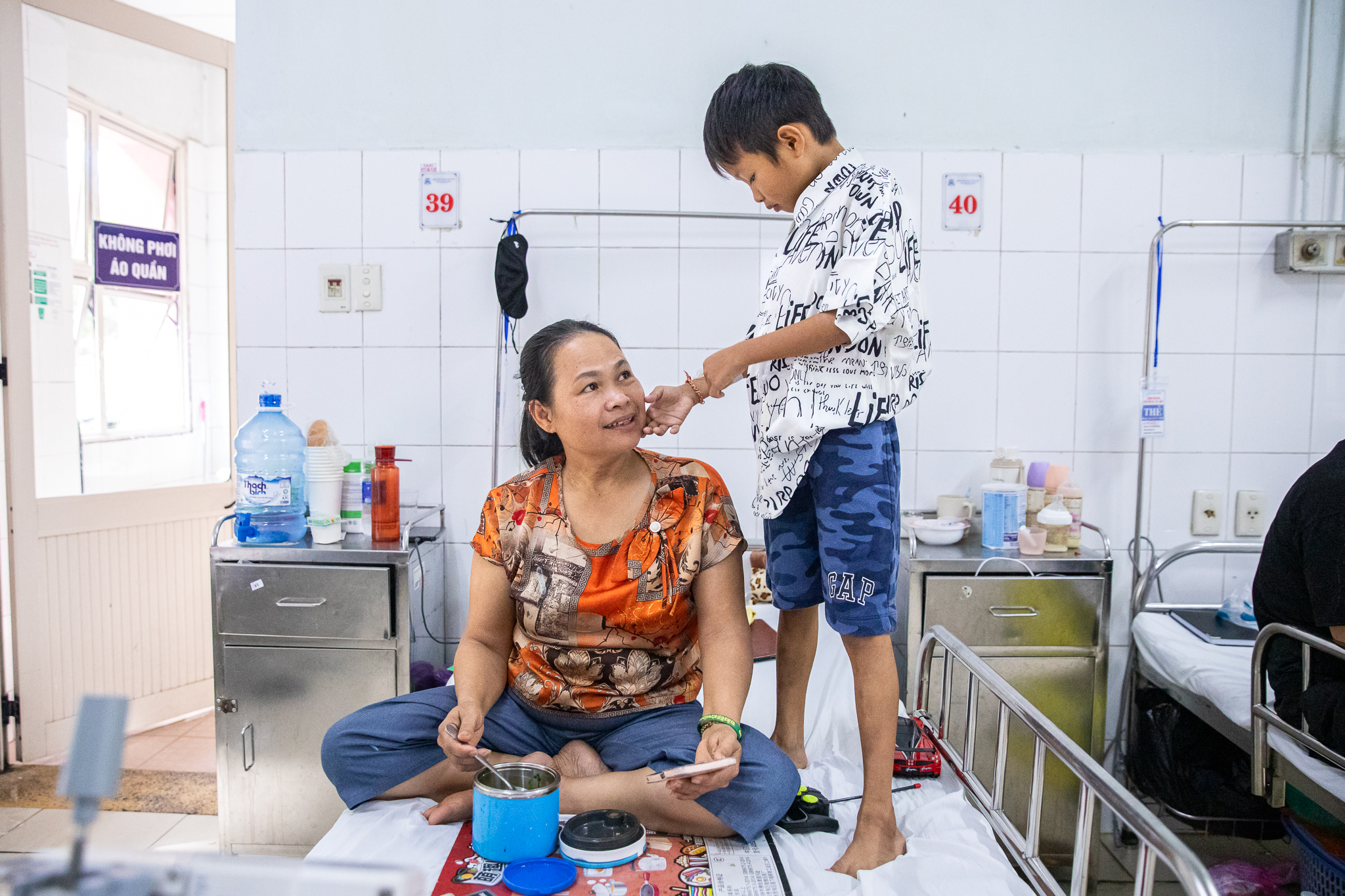 1763336005 351 Nhung dua tre mang qua bom no cham