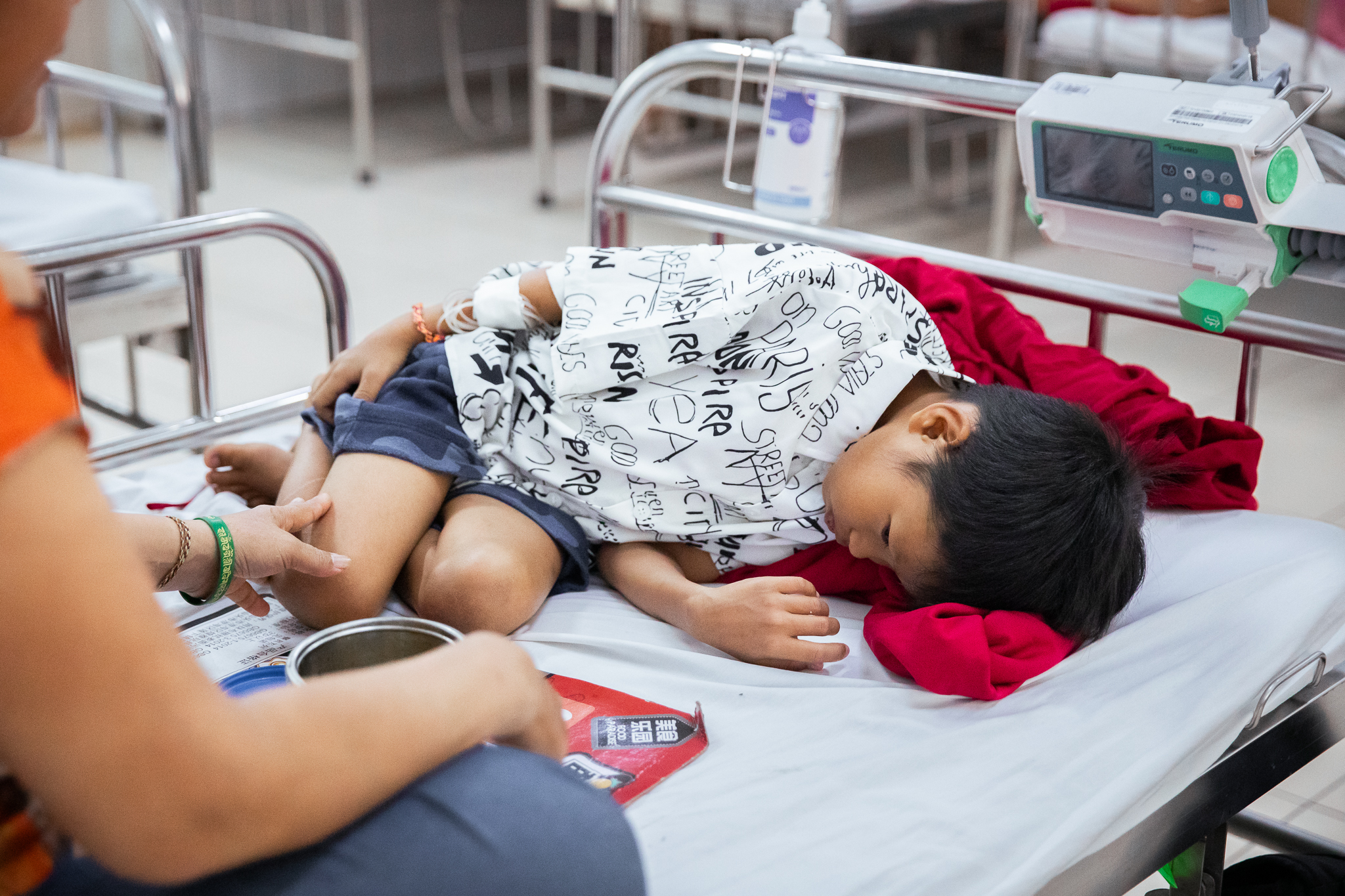 1763336006 15 Nhung dua tre mang qua bom no cham