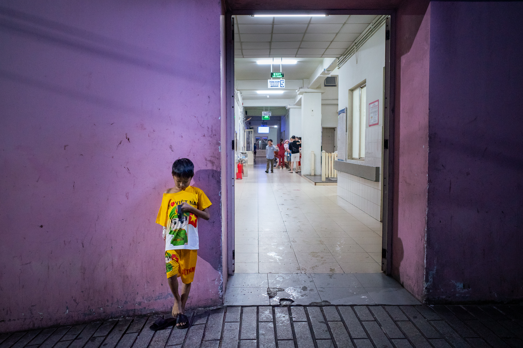 1763336008 810 Nhung dua tre mang qua bom no cham