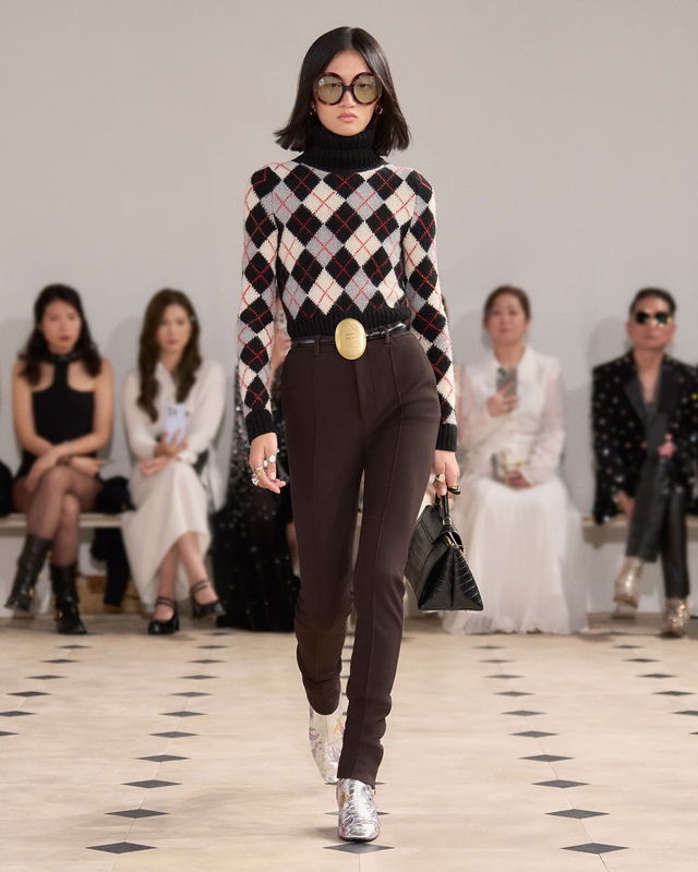 Những thiết kế và cách phối áo cổ cao mùa lạnh bạn nhất định 'phải biết'- Ảnh 8. Những thiết kế và cách phối áo cổ cao mùa lạnh bạn nhất định 'phải biết'- Ảnh 8.