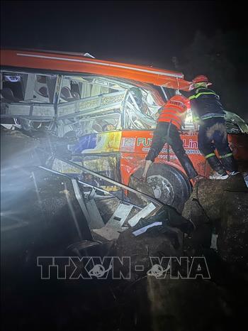 Khánh Hòa: Sạt lở đèo Khánh Lê và đèo Khánh Sơn khiến nhiều người bị vùi lấp- Ảnh 2.