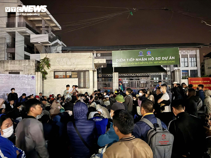 Vật vã thức xuyên đêm chờ nộp hồ sơ mua nhà xã hội ở Hà Nội- Ảnh 2.