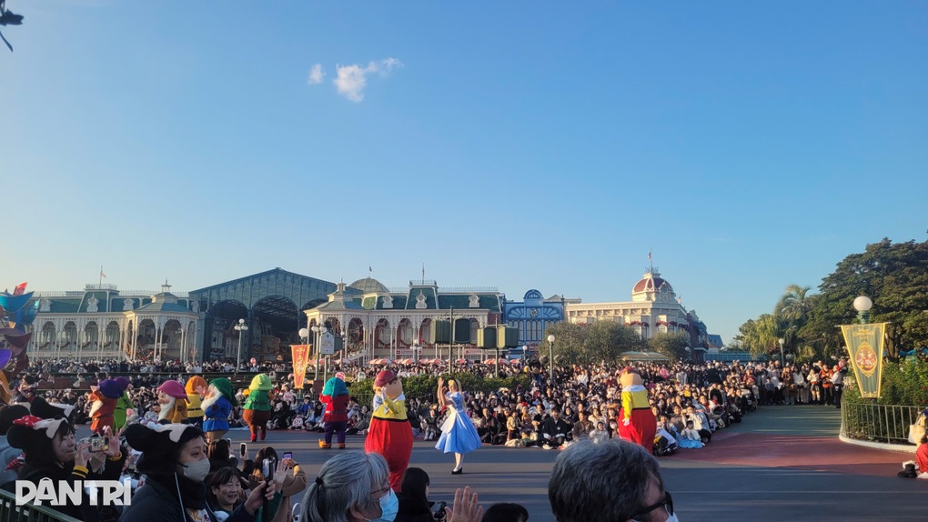 Lạc vào Tokyo Disneyland mùa lễ hội, du khách Việt say mê trải nghiệm - 3